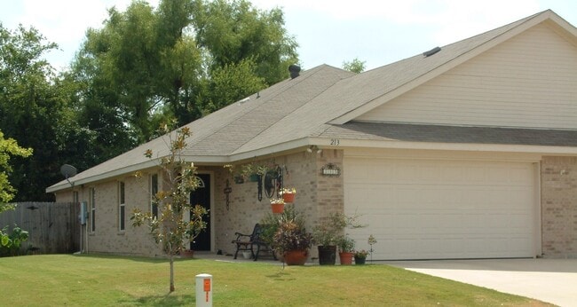 Primary Photo - ROBIN213-15