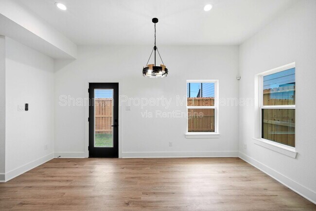 Building Photo - 2107 Esther Dr