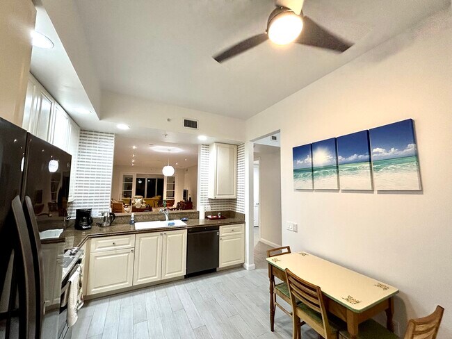 Kitchen with breakfast nook - 28 Harbour Isle Dr W