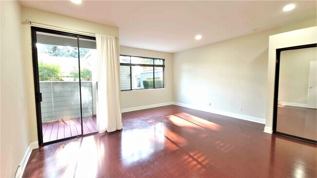 Building Photo - 37168 Meadowbrook Common, Unit 105