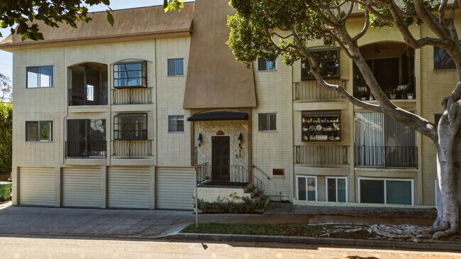 Building Photo - HUGE 2 bed 2 bath in Prime Santa Monica!