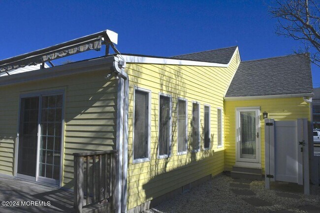 Building Photo - 678 Lake Ave