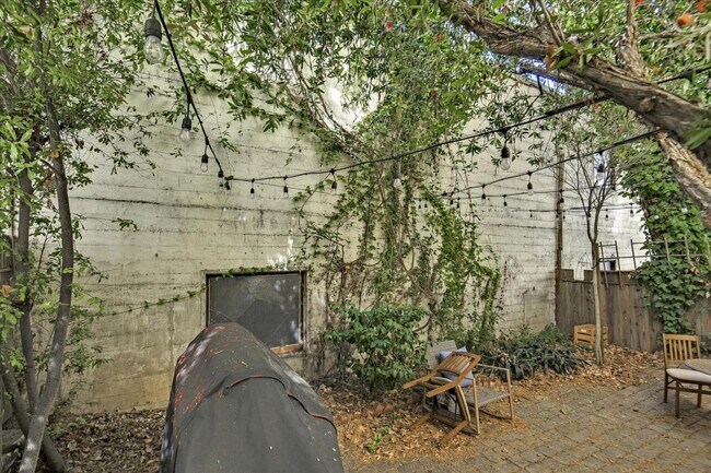 Building Photo - 1237 Chestnut St