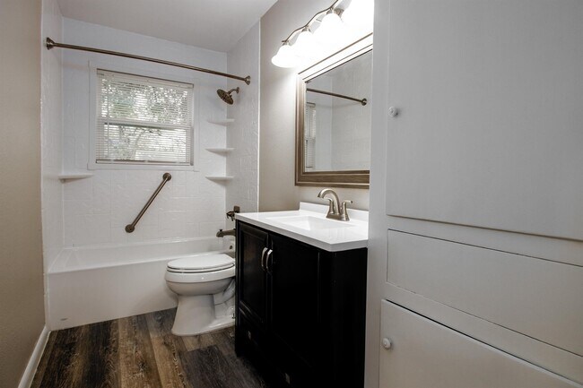 Building Photo - 207 Del Monte Ln