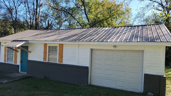 Building Photo - 2 bedroom 1 bath house - 3 minutes from No...