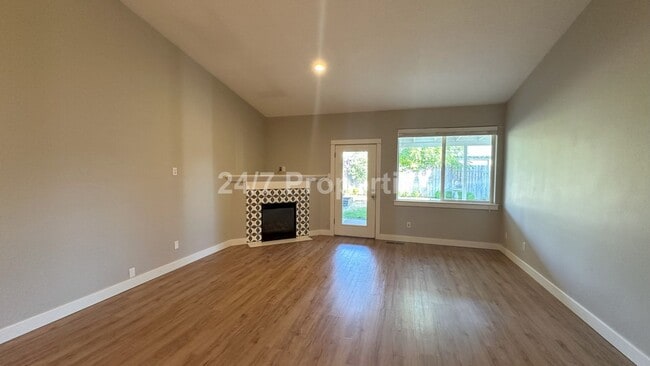 Building Photo - 3 BD | 2 BA Duplex with Fenced Backyard an...