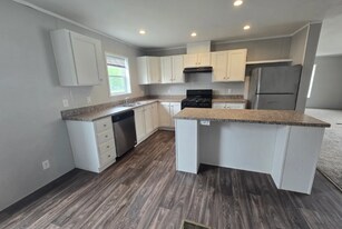 Building Photo - 725 Oak Ln