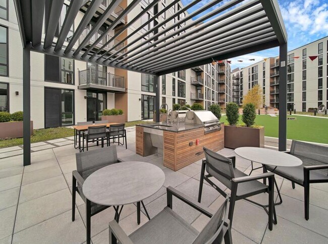 Building Photo - 2137 N Elston Ave