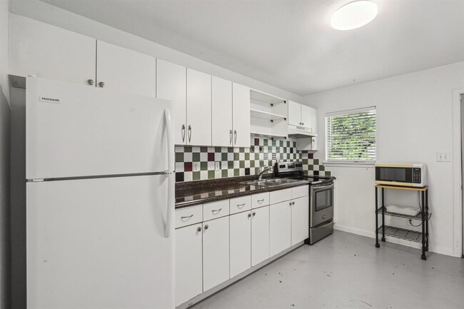 Primary Photo - 1708 Chicon St