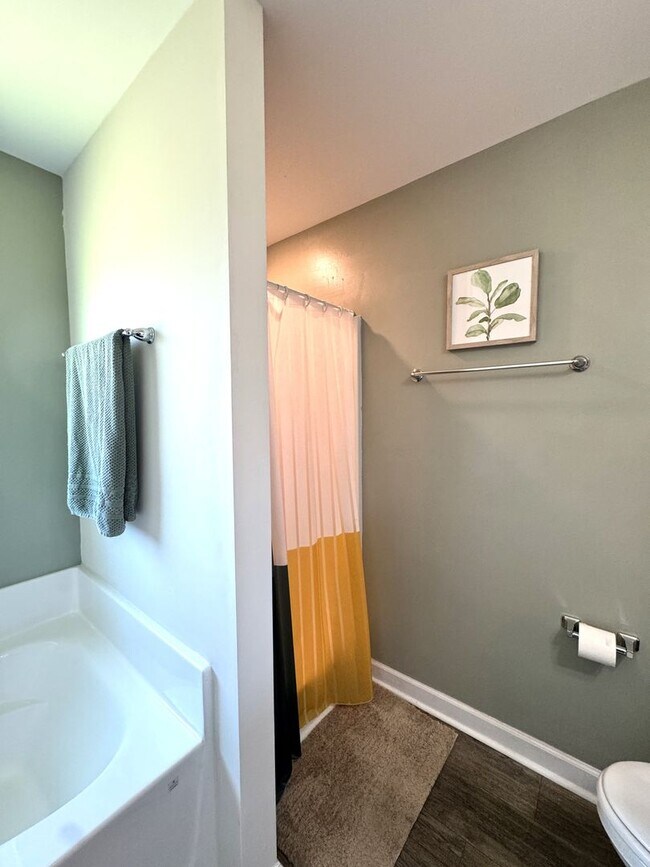Building Photo - 514 Isaac Br Dr
