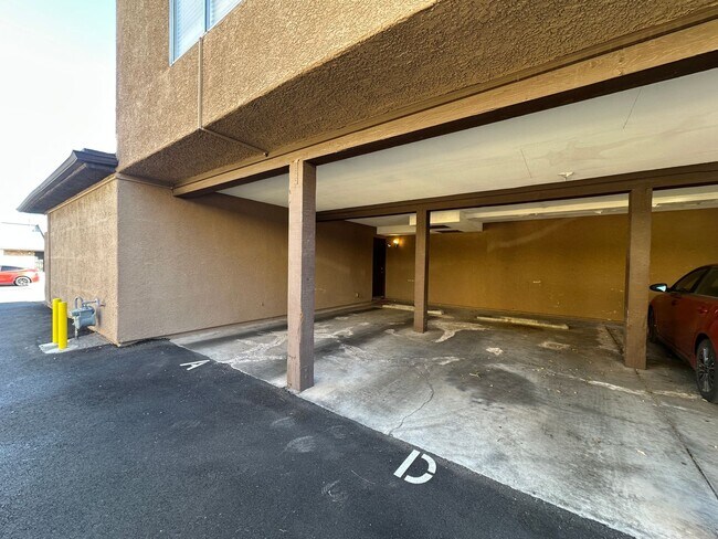 Building Photo - 2 Bedroom Upstairs Condo with Bonus Room Near UNLV!