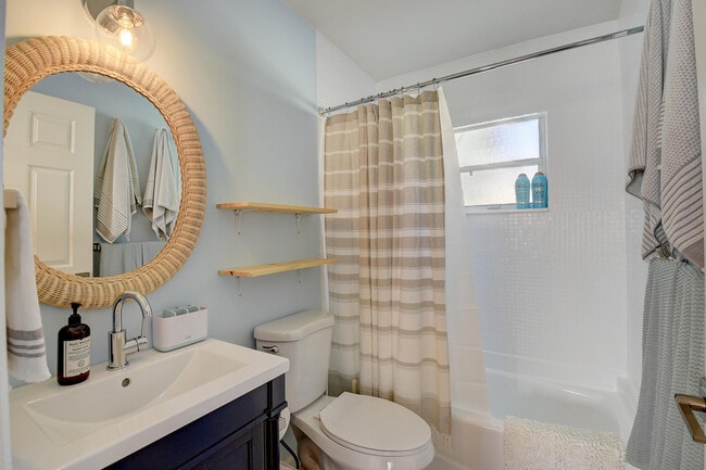 Building Photo - 212 SW 1st Ave