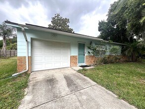 Building Photo - Charming 2 bedroom 1.5 bathroom home