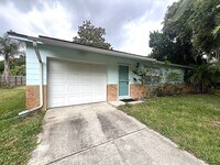 Building Photo - Charming 2 bedroom 1.5 bathroom home