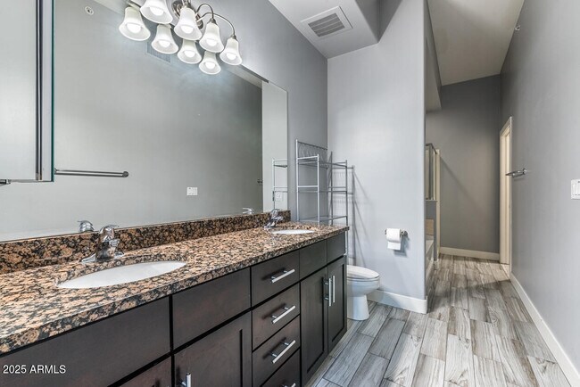 Building Photo - 945 E Playa Del Norte Dr