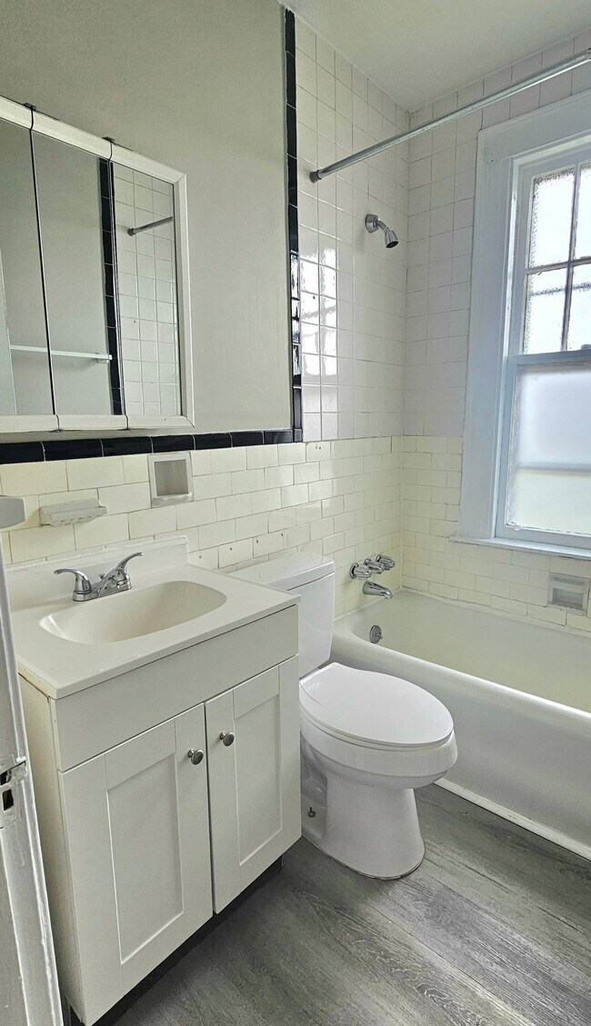 Building Photo - 305 Main St