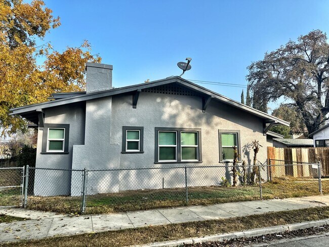 Building Photo - 855 to 856- Court/Cypress Duplex