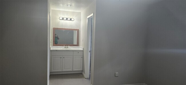 Building Photo - 15923 Boulder Oaks Dr