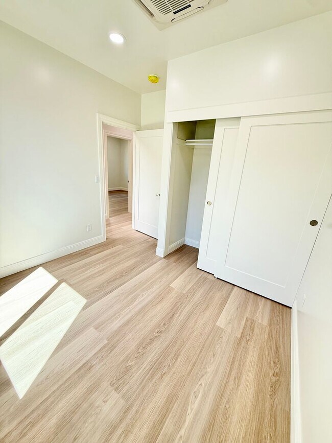 Building Photo - 5840