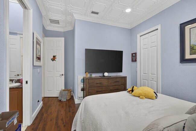 Building Photo - 10336 Trianon Pl