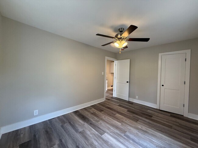 Building Photo - Newly Renovated 2 Bed/1 Bath Cottage