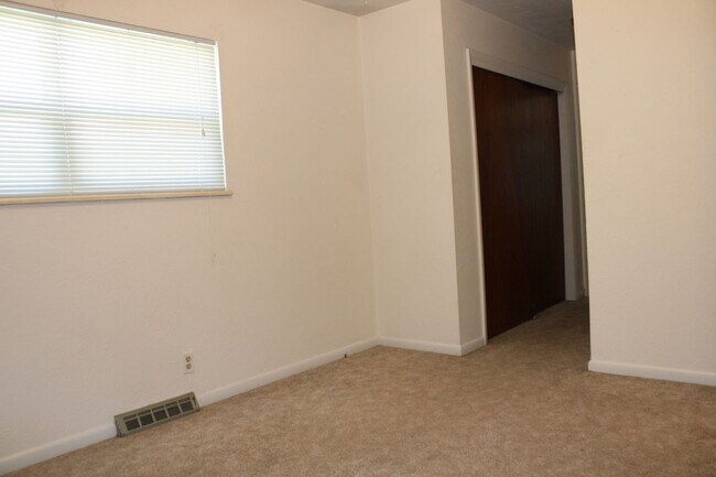 Building Photo - 3006 Butternut Dr