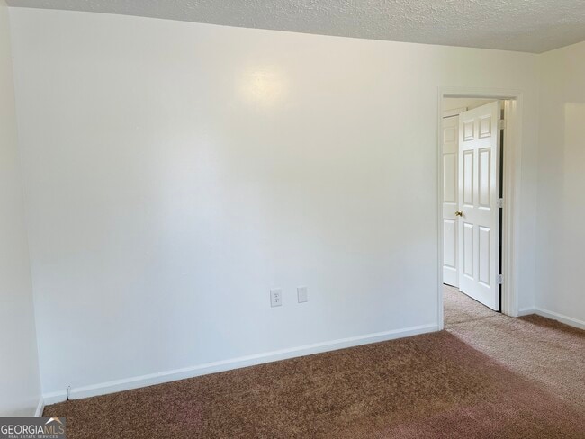 Building Photo - 42 Robinson St