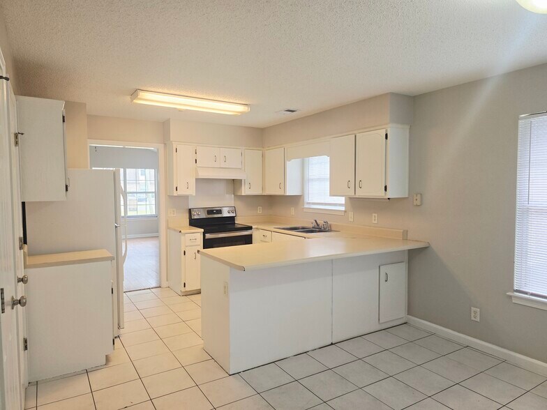 Building Photo - 212 E Mell St