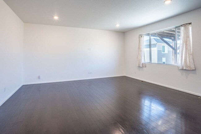 Building Photo - Available NOW! 4 Bedroom 3 Bath Beautiful Home