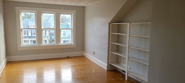 Building Photo - 1 Bedroom 3rd Floor Attic Apartment in Old...