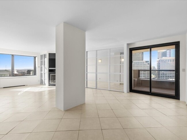 Building Photo - 65 E India Row