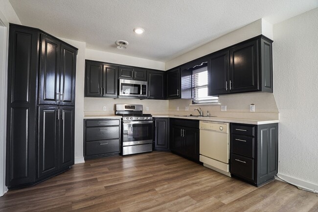 Building Photo - 3 Bedroom 2 Bath home on HUGE lot in Farmington!