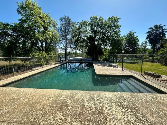 Building Photo - Sacramento Riverfront Home with Pool