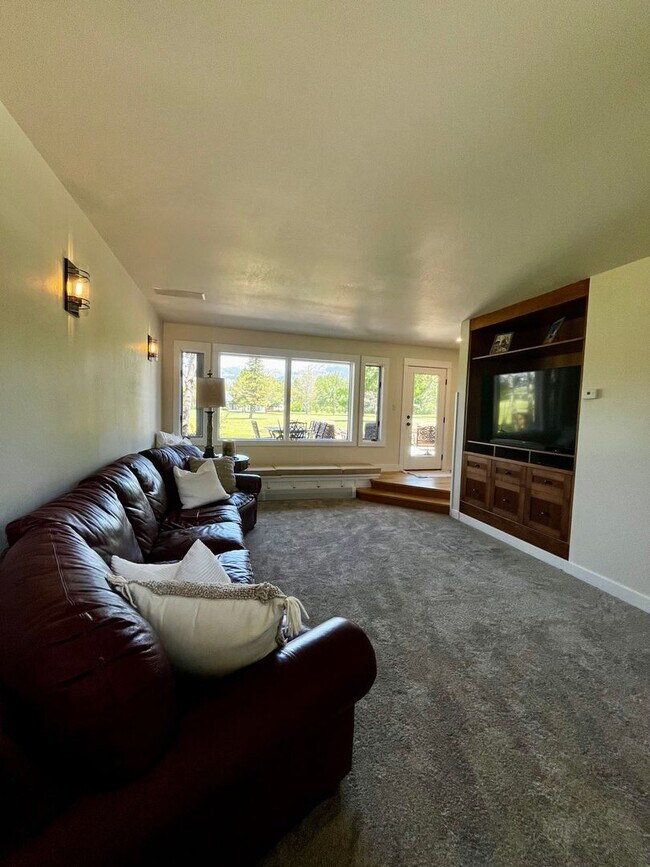Building Photo - Executive Rental on Riverside Country Club...