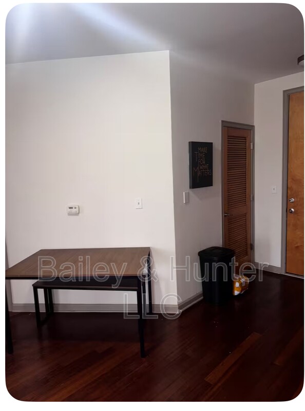 Building Photo - 898 Oak St SW