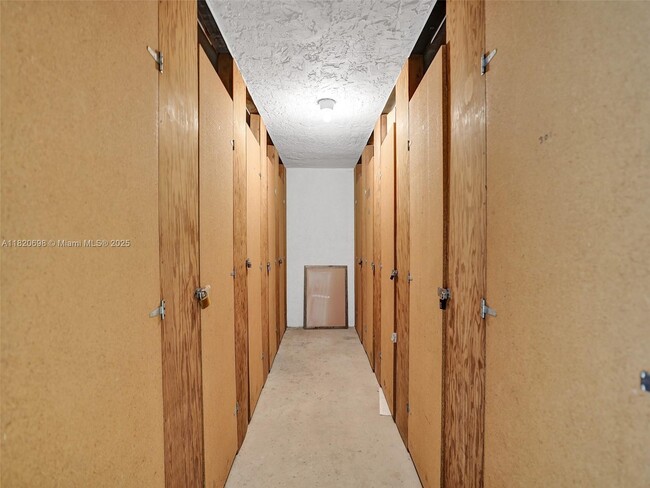 Building Photo - 605 Oaks Dr