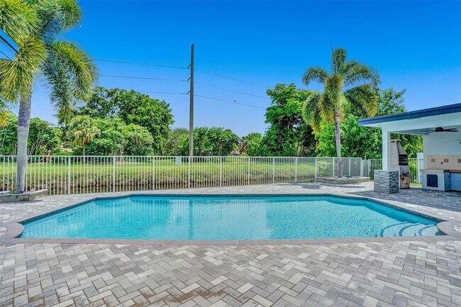 Building Photo - 16610 Royal Poinciana Ct