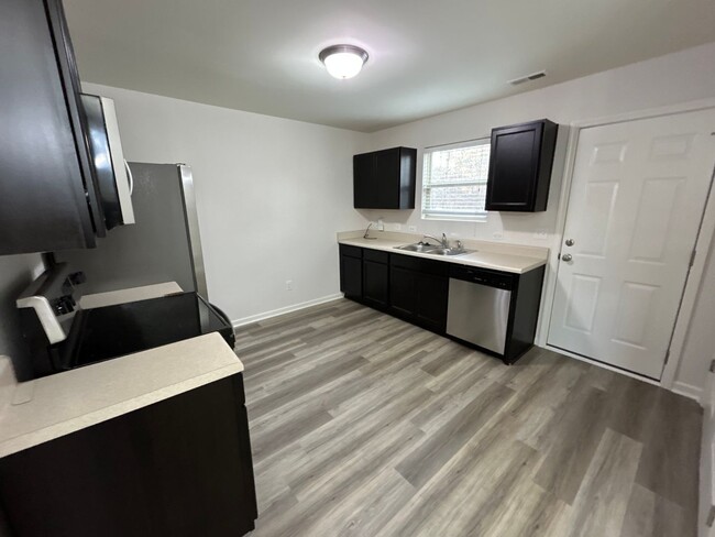 Building Photo - *Move in Special* Updated 3 Bedroom | 2.5 ...