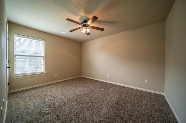 Building Photo - 704 SW Cabriolet St