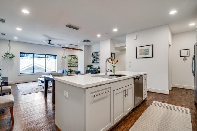 Building Photo - Prime Lower Greenville location with an open floorplan!