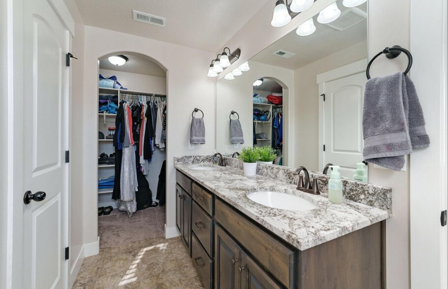 Building Photo - 203 W Silver Springs Dr