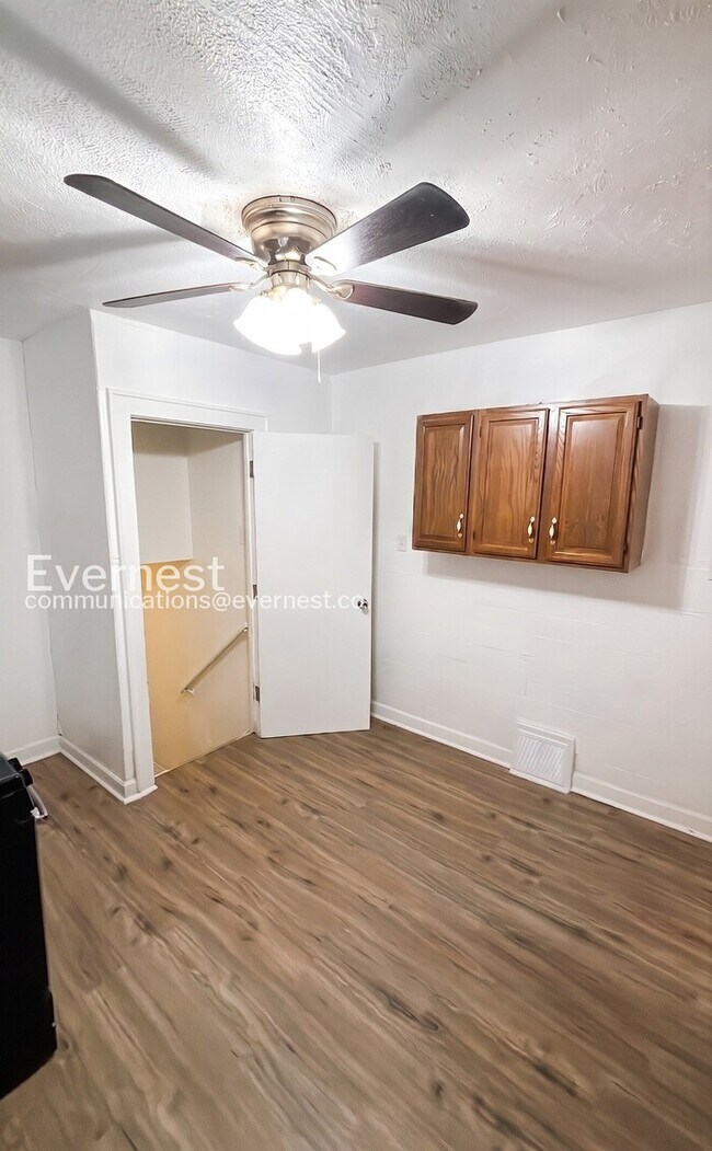 Building Photo - 3 Bed/2 Bath Home with Fenced Yard / Vouchers Accepted / Coming Soon!