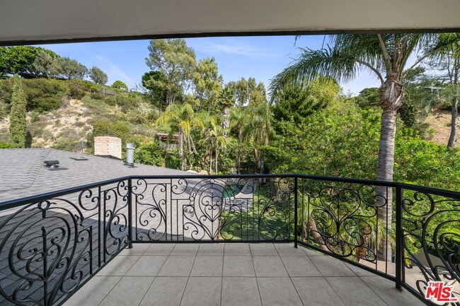 Building Photo - 9023 Alto Cedro Dr