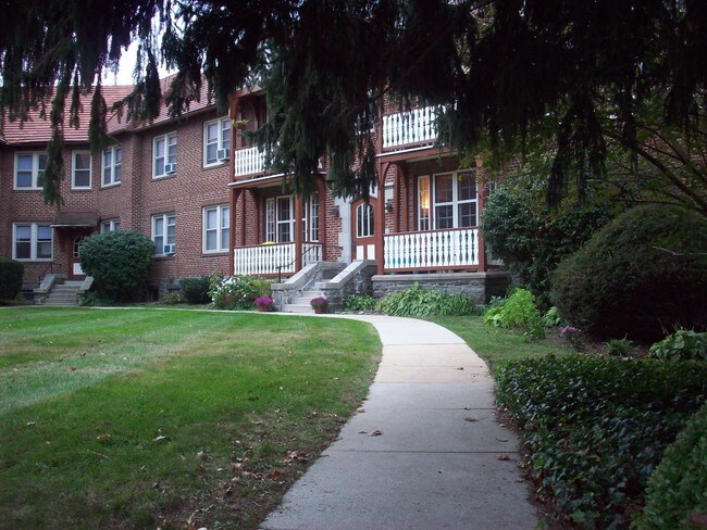 Building Photo - Two Bedroom Apartment