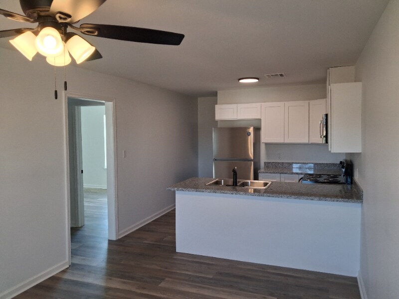 Building Photo - 2102 Midland Dr