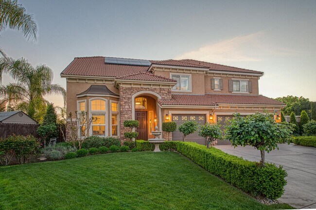 Building Photo - Spacious Home on Oversized Lot with Pool and Solar!