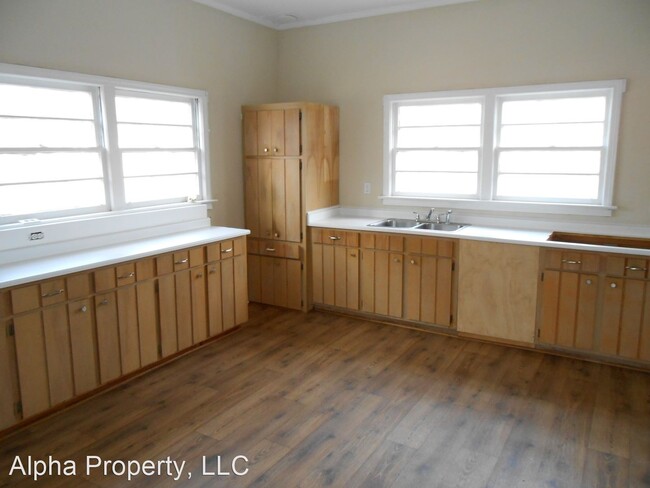 Building Photo - 2 br, 1.5 bath House - 5 Gallon St