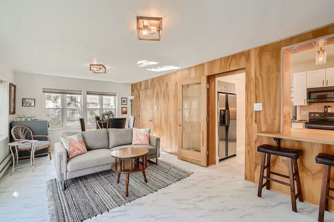 Sunroom/TV room - 2112 Glenarm Pl