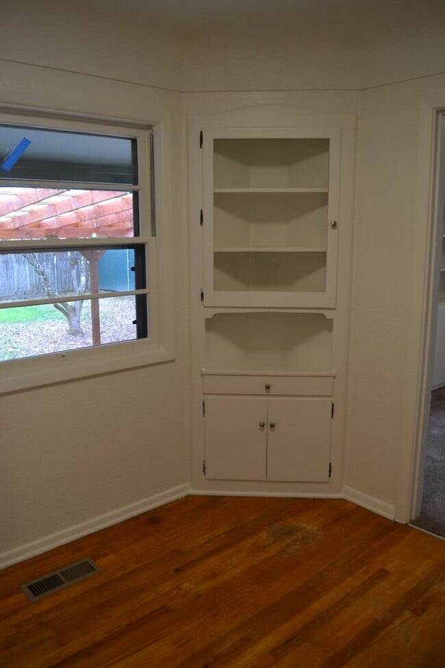 Building Photo - Quaint two-bedroom charmer in Northeast Salem