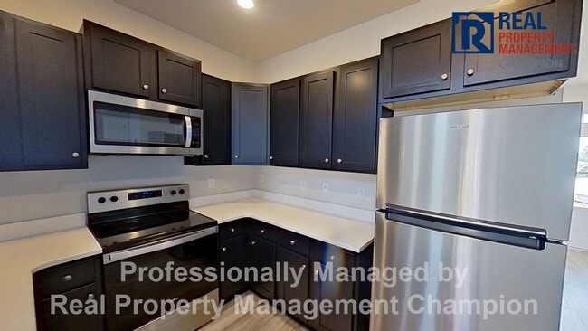 Building Photo - Beautiful and Spacious End Unit Townhouse